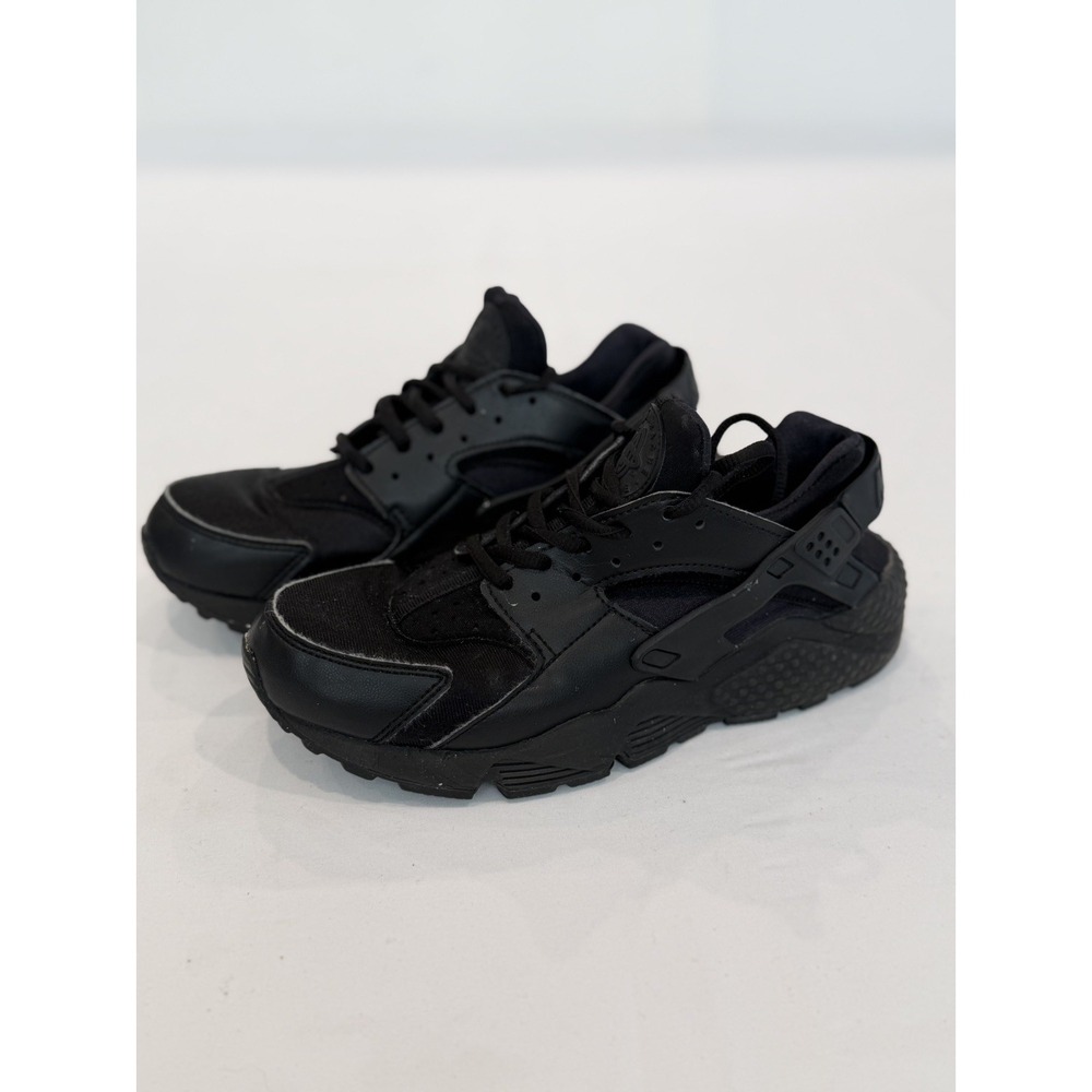 NIKE AIR Kids All Black Huarache Running Shoes Size 8 big kids school sneakers